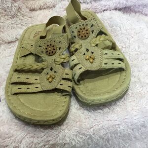 Earth Spirit women’s Beige Braided Strap Sandals